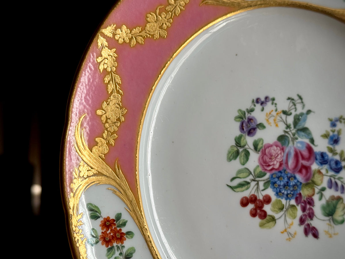 SÈVRES セーヴル｜ピンク地 花束文 金彩皿｜c.1774–1775