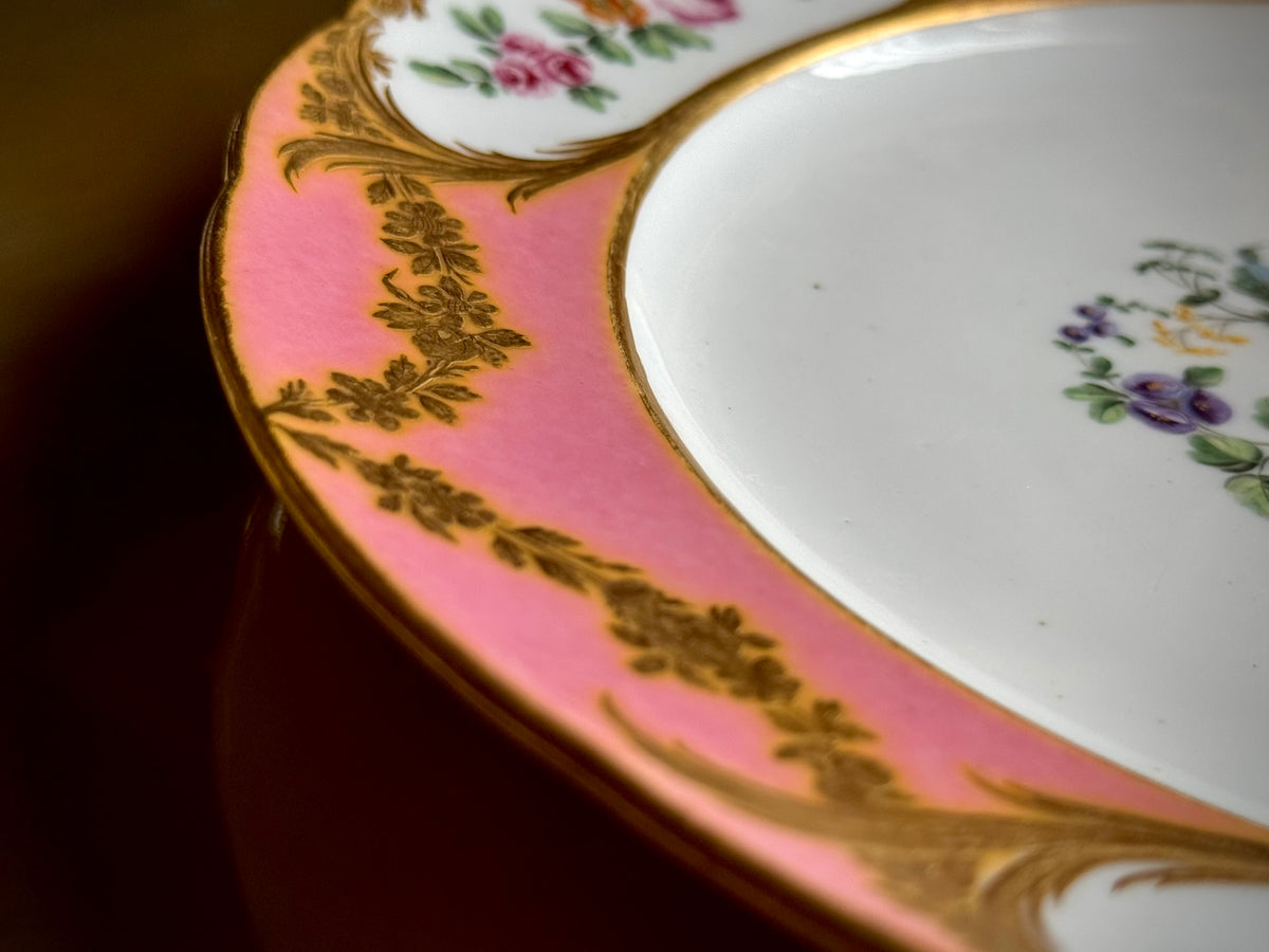 SÈVRES セーヴル｜ピンク地 花束文 金彩皿｜c.1774–1775